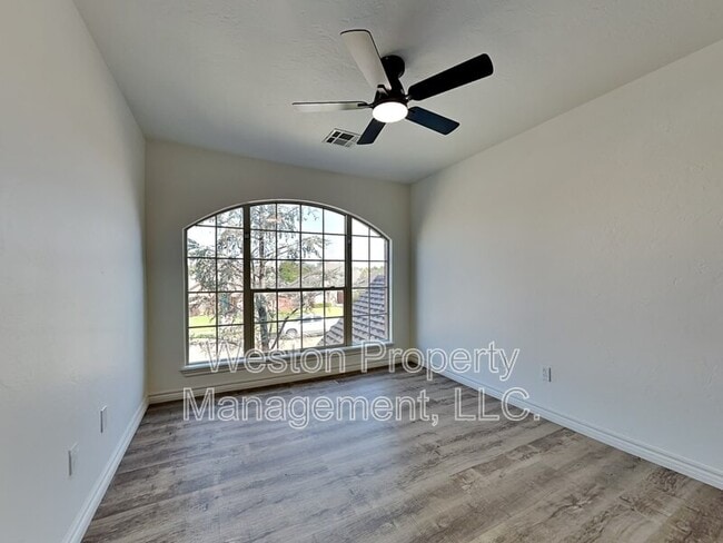 Building Photo - 2008 SE 9th St