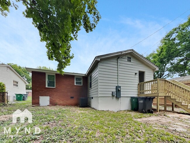 Building Photo - 1720 Finchley Dr