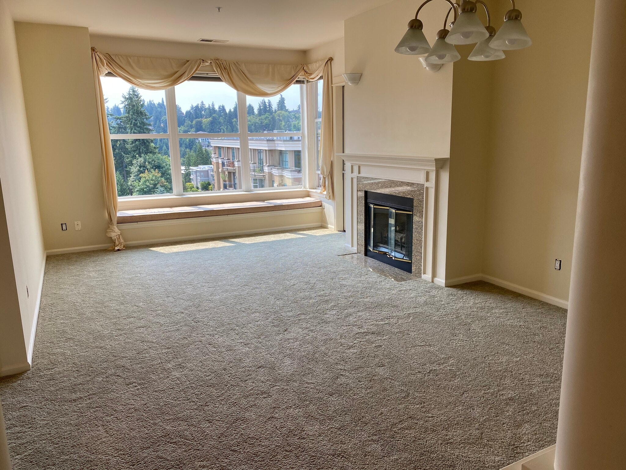 Spacious living area with balcony deck - 10042 Main St