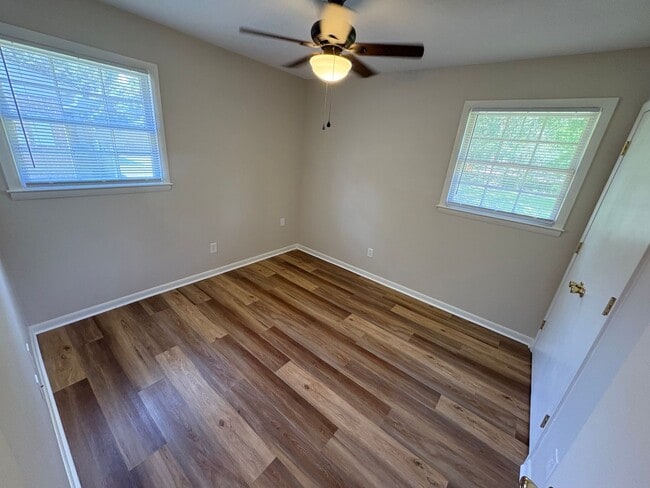 Building Photo - 2 Bedroom, 1 Bath Duplex Located in the Ce...