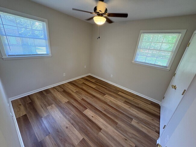 Building Photo - 2 Bedroom, 1 Bath Duplex Located in the Center of Wilmington