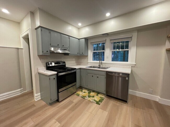 Building Photo - Three Bedroom Home in Kalamazoo