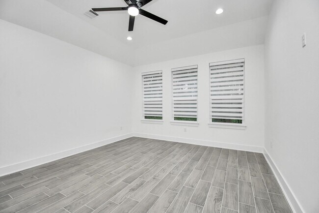 Building Photo - 519 Lovers Ln