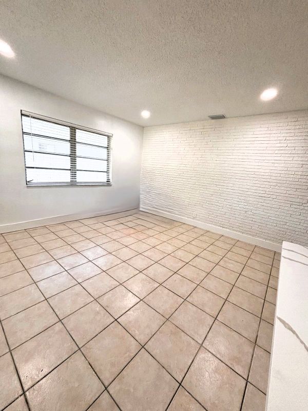 Building Photo - 1117 NE 10th St