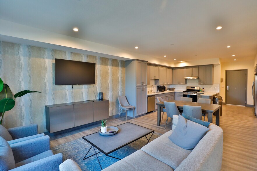 Building Photo - 1155 W 36th Pl