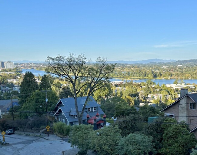 Building Photo - South Portland Hilltop Ranch Home with Ind...