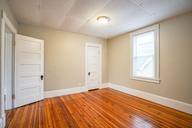 Building Photo - 10-12 River Street