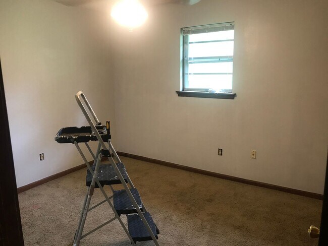 Building Photo - 702-704 Pear Tree Circle