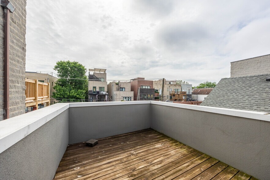 Building Photo - 1049 N Winchester Ave