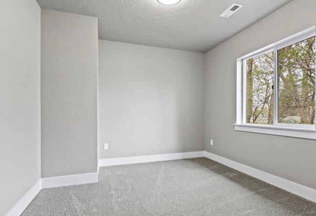 Building Photo - 465 S 3rd E St