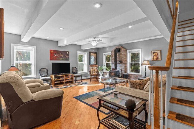 Building Photo - Well-Cared for historic beauty in private setting tucked in the Hill Section