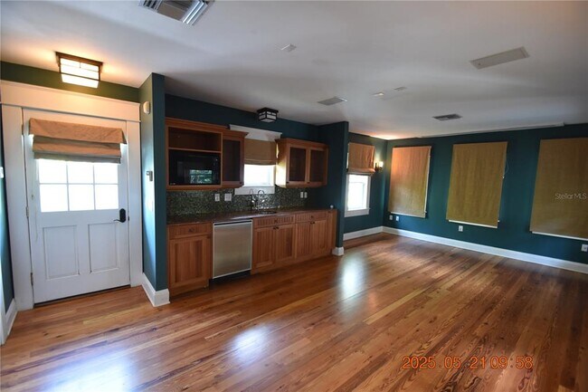 Building Photo - 810 S Packwood Ave