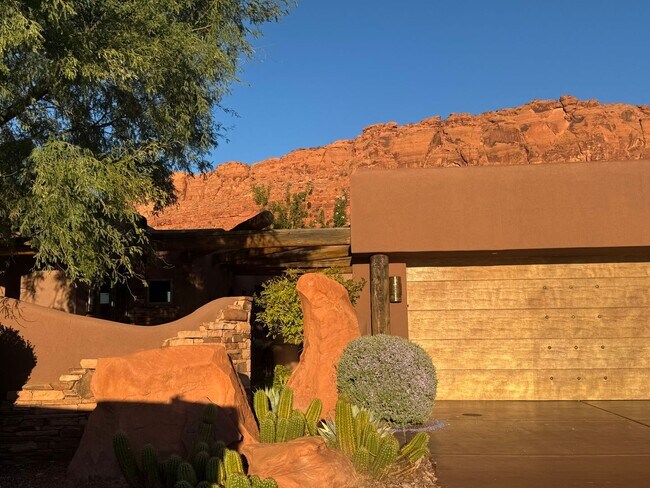 Building Photo - Furnished 3 Bedroom Entrada Home!!