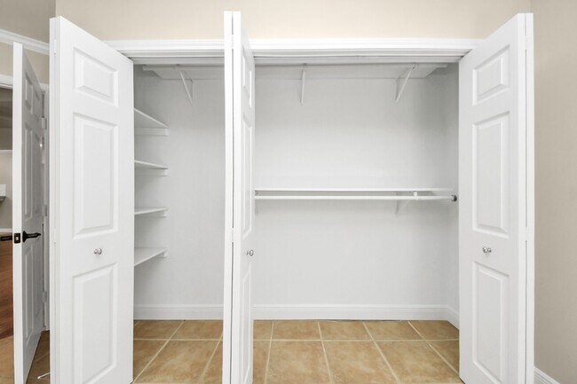 Building Photo - 2215 Gardenia Dr