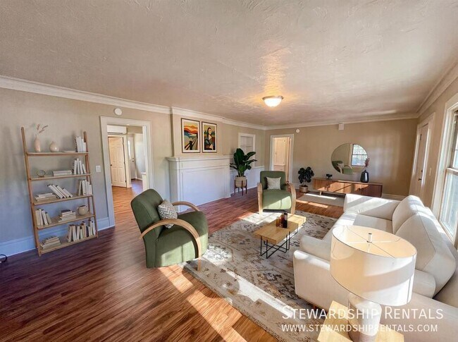 Building Photo - 2334 Augusta St