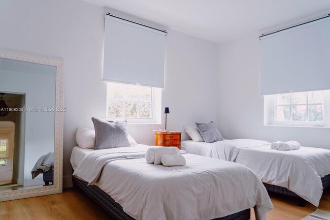 Building Photo - 1075 NE 120th St