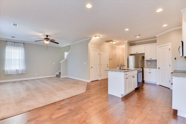 Building Photo - 3 Bedroom 2.5 Bath in Canterbury Farms!