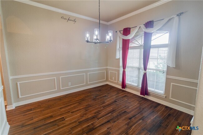 Building Photo - 2033 Catkins Ln