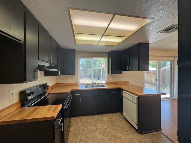 Building Photo - 7024 Flanders Way