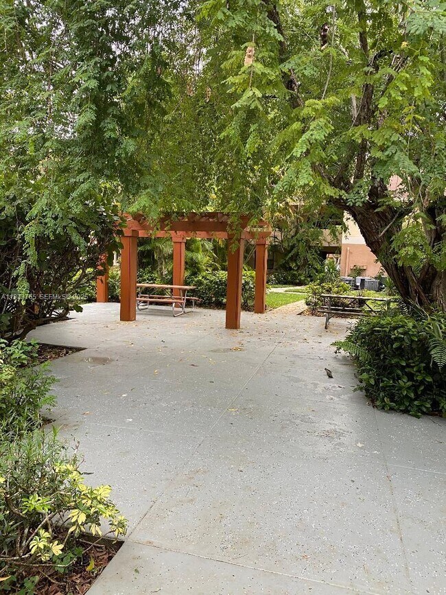 Building Photo - 9999 Summerbreeze Dr