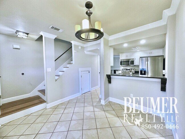 Primary Photo - 2br 1.5 ba End Unit Townhome for Rent