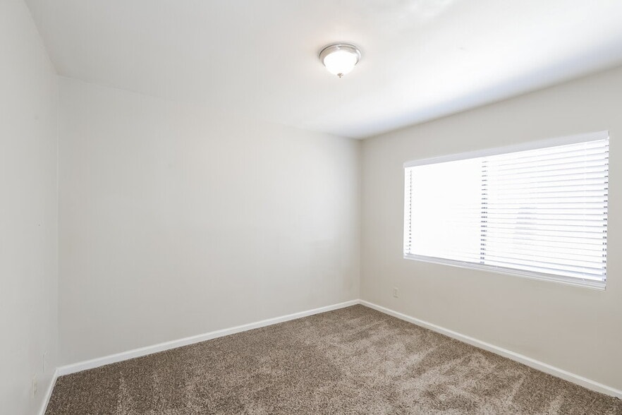 Building Photo - 1544 E Clover