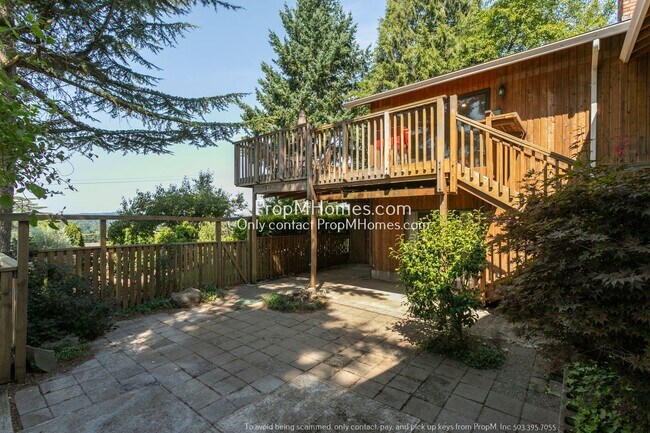 Building Photo - Mid-Century Modern Three Bedroom in Happy Valley!