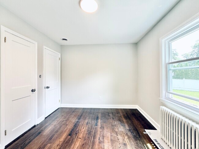 Building Photo - 10 Meadowpark Ave W