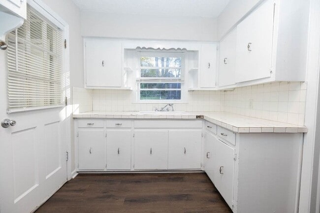 Building Photo - 306 47th St