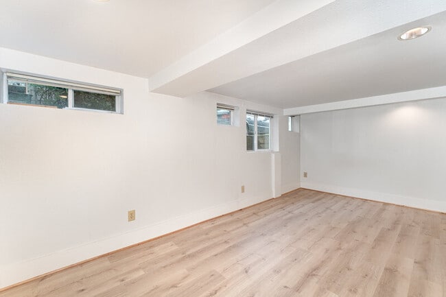 Building Photo - 5523 Woodlawn Ave N
