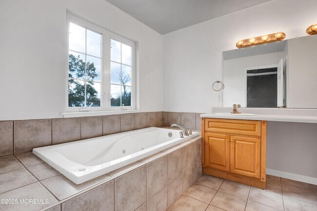 Building Photo - 100 Pine St