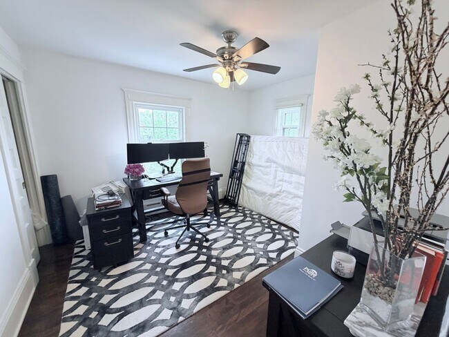 Building Photo - Gorgeous 3 Bedroom with Modern Upgrades!!