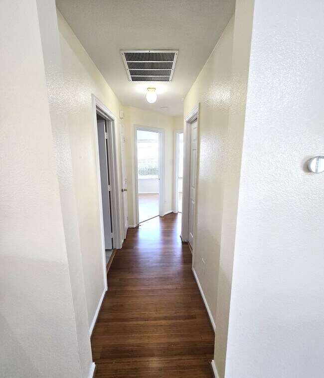 Building Photo - 5705 Seneca Dr