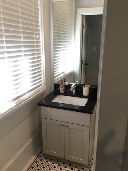 bathroom sink - 629 Saint Peter St
