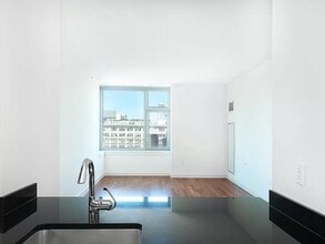 Building Photo - 100 Jay St