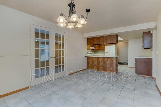 Building Photo - 810 N Horton St