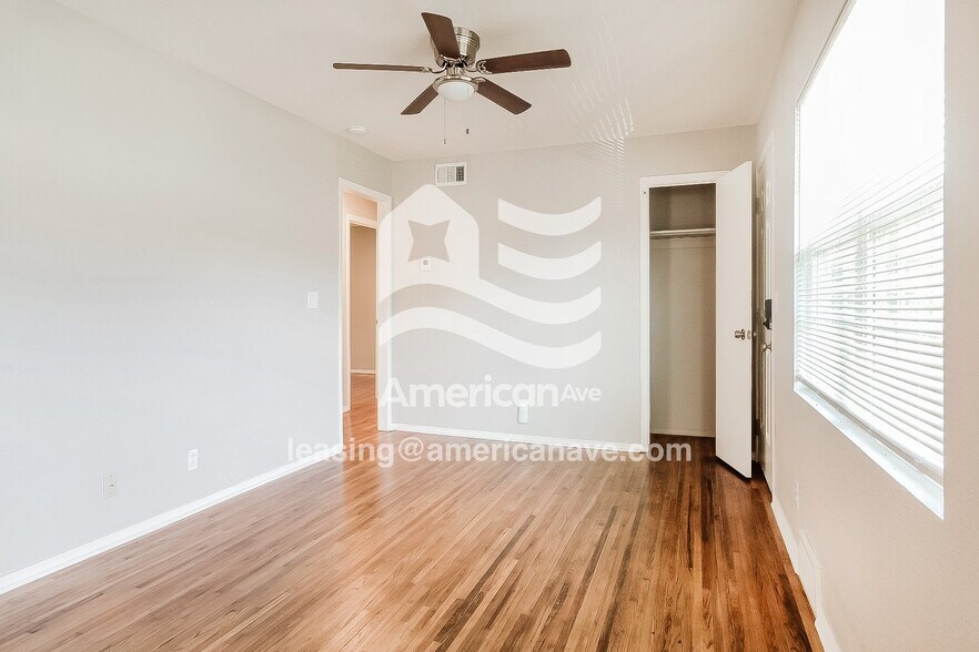 Building Photo - 143 W 50th Pl N