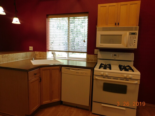 Building Photo - Gated 1 Bedroom Apartment