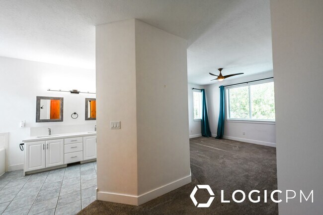 Building Photo - 1034 Lincoln Ln