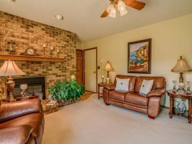 Building Photo - Beautiful 4 Bedroom 3 Bathroom Home With 2...