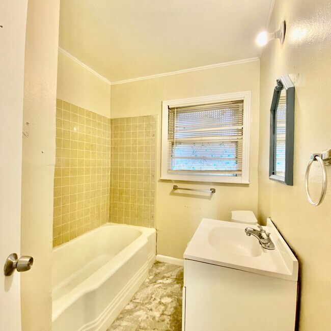 Building Photo - $0 First Month's Rent / $0 Deposit at Move-in