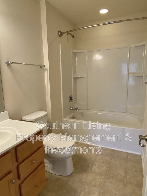 Building Photo - 2601 Silverthorn Dr