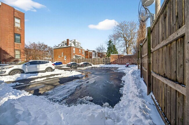 Building Photo - 322 N Boyle Ave