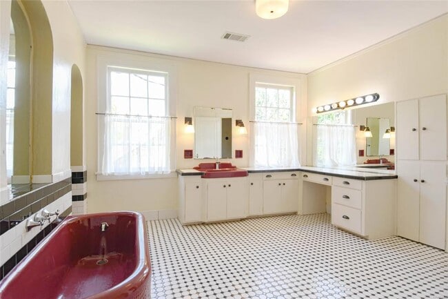 Building Photo - 1451 Watson St