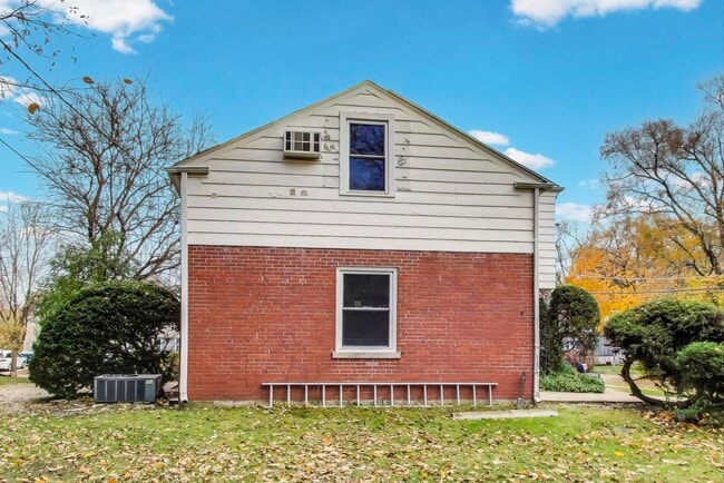 Building Photo - 4350 Bobolink Terrace