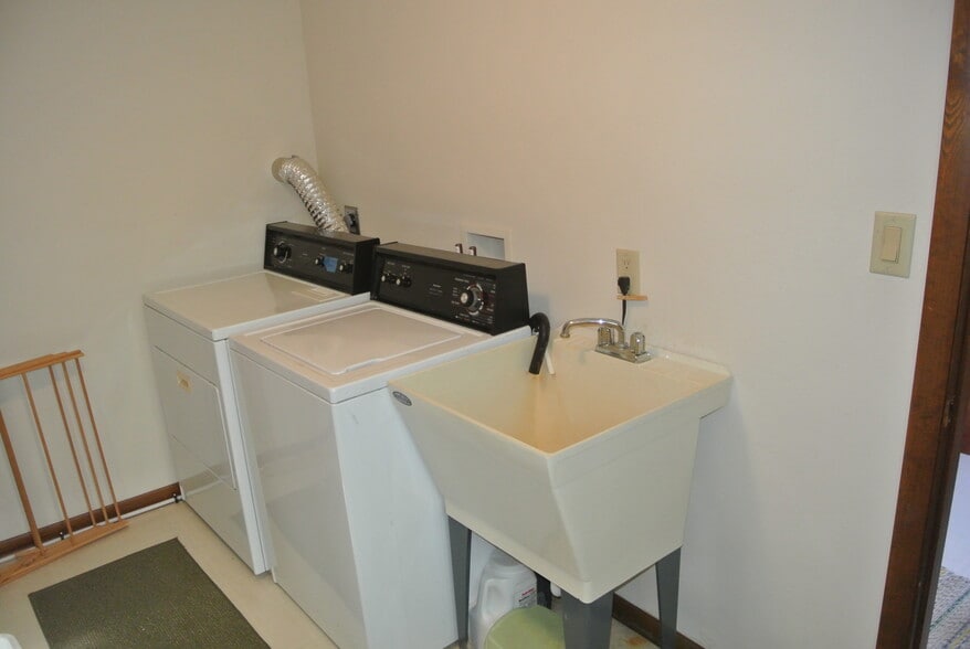 Building Photo - 8843 Lake Shore Dr