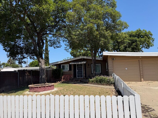 Building Photo - Adorable 3 bedroom 2 bath bungalow in Rosemont
