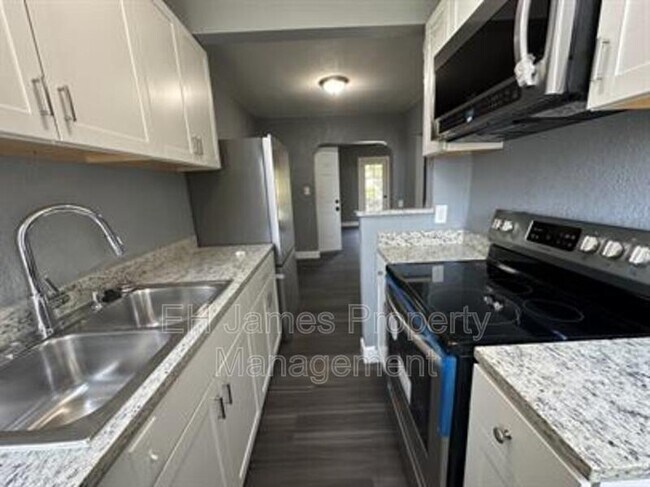 Building Photo - 2206 E 7th St