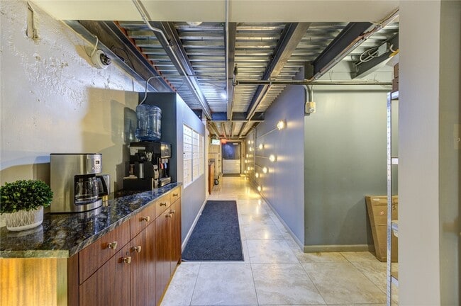 Building Photo - 917 Main St