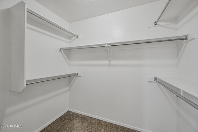 Building Photo - 4633 E Robin Ln